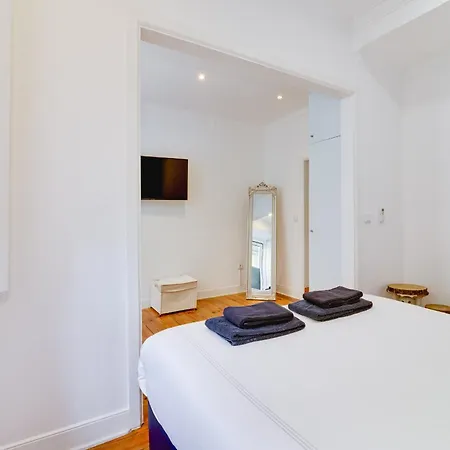 Spacious 1 Bedroom With A Parking Spot In Chiado Apartament