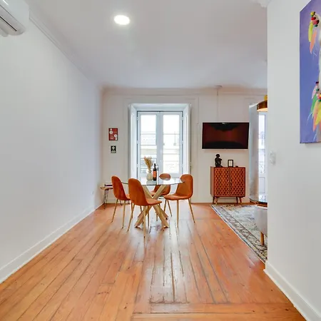 Spacious 1 Bedroom With A Parking Spot In Chiado Lisbona