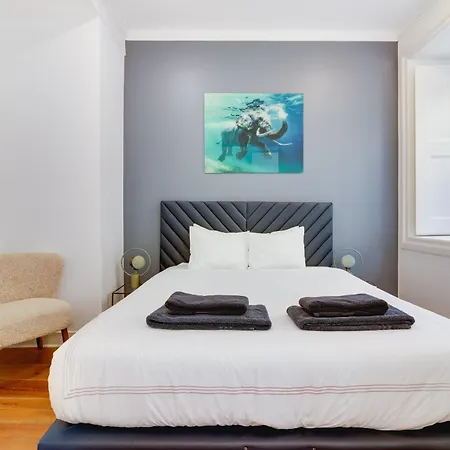 Spacious 1 Bedroom With A Parking Spot In Chiado Appartamento Lisbona