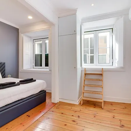 Spacious 1 Bedroom With A Parking Spot In Chiado Appartamento Lisbona