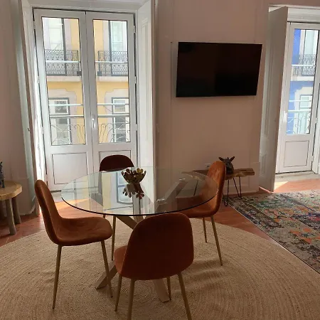 Spacious 1 Bedroom With A Parking Spot In Chiado Apartment *