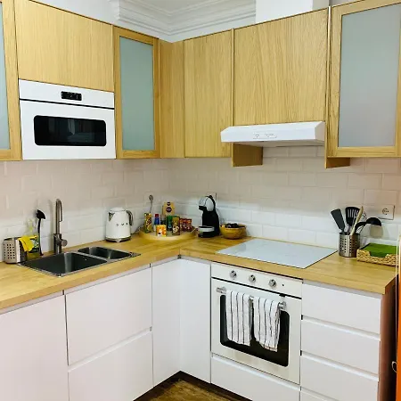 Spacious 1 Bedroom With A Parking Spot In Chiado アパート